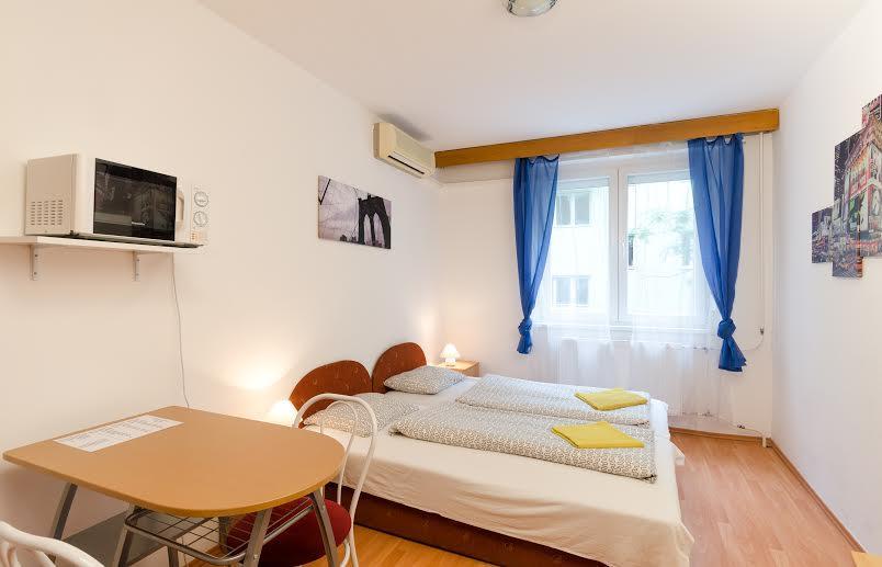 Young Center Budapest Luaran gambar