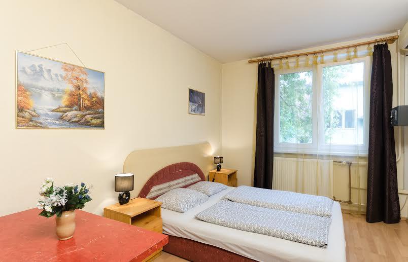 Young Center Budapest Luaran gambar